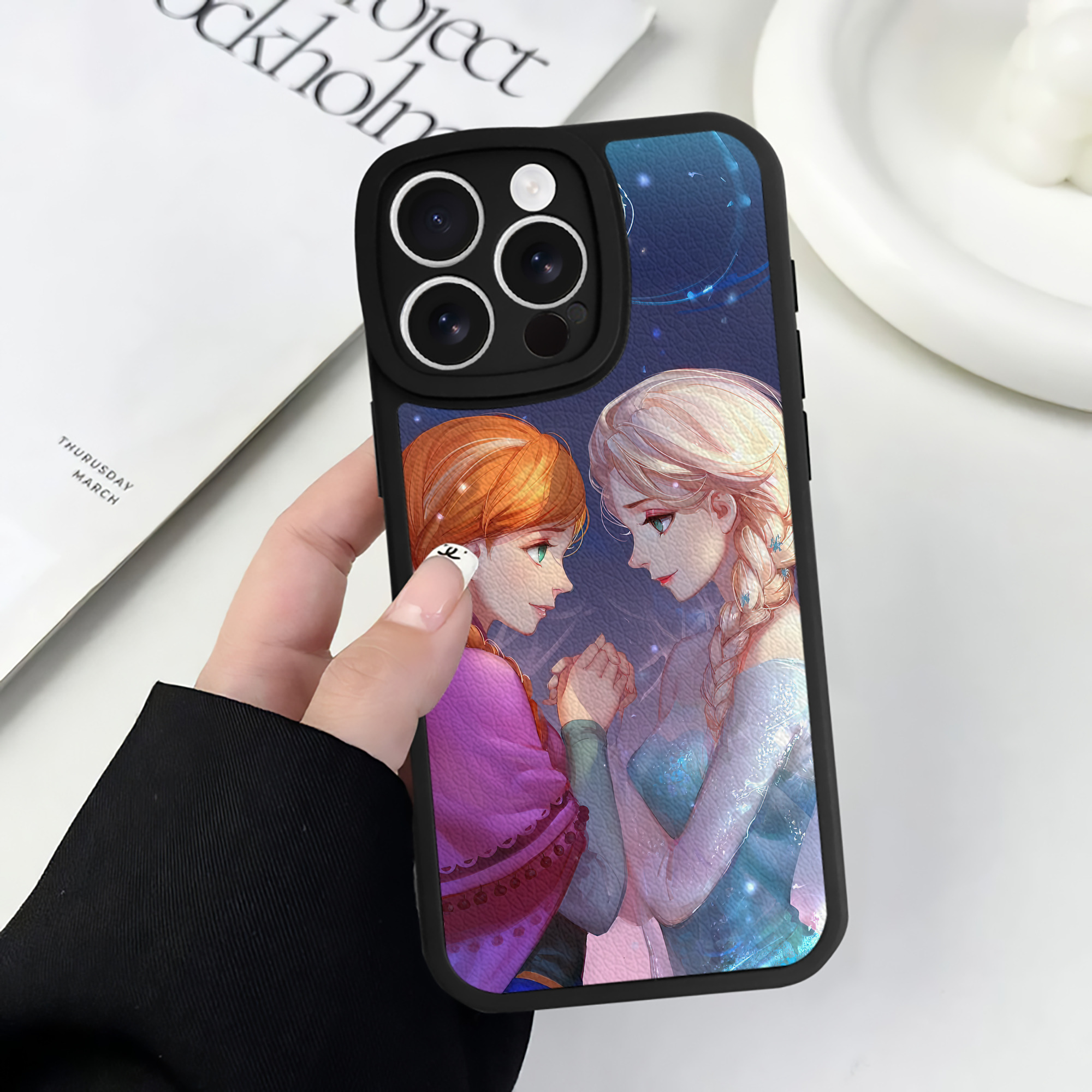 （画像用） アナと雪の女王 アンナ エルサ Frozen Anna Elsa 【iPhone 16シリーズ対応】シリコンスマホケース（レザー調） 材質：シリコン